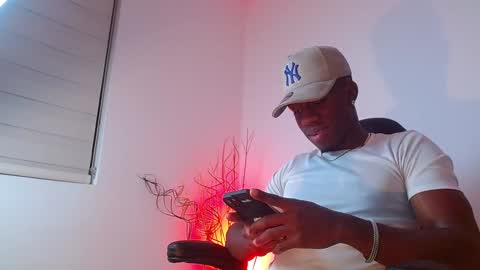 Mylo Wallace  online show from 02.04.25