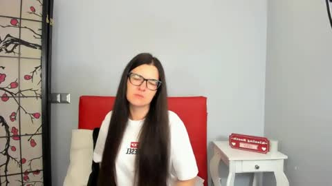 Snapshot of nadiatrue chatting on 06.19.26 nadiatrue online show from 06.19.26