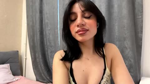 Snapshot of nadinevanni chatting on 05.08.26 Leya online show from 05.08.26