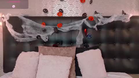 naiaramasson_ online show from 10.30.25