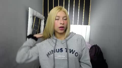Snapshot of nancy_blonde chatting on 06.18.26 nancy blonde online show from 06.18.26