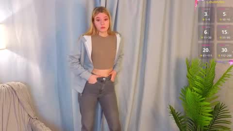 Hello im Lola online show from 11.22.25