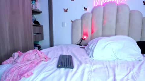 Snapshot of naomiasha_ chatting on 10.17.25 online show from 10.17.25