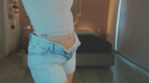 Snapshot of nataly_05 chatting on 04.19.26 anatalybee online show from 04.19.26