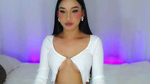 Snapshot of nathalie_hadid chatting on 10.13.25 please follow me guyss online show from 10.13.25