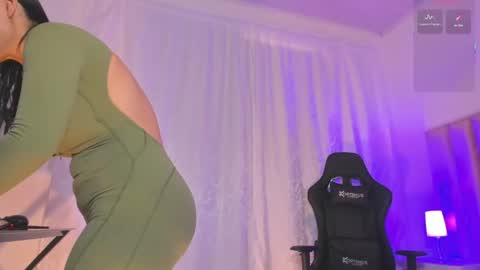 Snapshot of natural_bigass_nina chatting on 05.25.26 Sophia online show from 05.25.26
