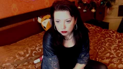 Snapshot of naughtyhousewifexx chatting on 12.25.24 housewife Eva online show from 12.25.24