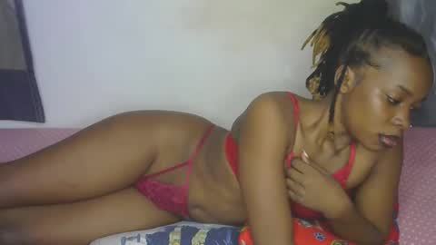 Snapshot of naughtyie chatting on 11.25.25 naughtyie online show from 11.25.25