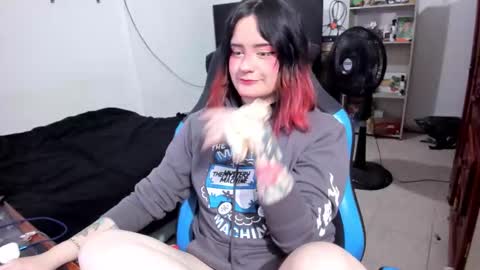 Snapshot of neeko_lol_ chatting on 03.03.26 Geek Nicole im Neeko UwU online show from 03.03.26