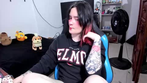 Snapshot of neeko_lol_ chatting on 03.08.26 Geek Nicole im Neeko UwU online show from 03.08.26