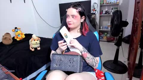 Snapshot of neeko_lol_ chatting on 03.17.26 Geek Nicole im Neeko UwU online show from 03.17.26