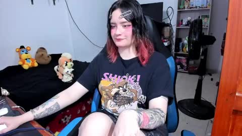 Snapshot of neeko_lol_ chatting on 04.11.26 Geek Nicole im Neeko UwU online show from 04.11.26