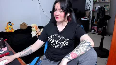 Snapshot of neeko_lol_ chatting on 04.15.26 Geek Nicole im Neeko UwU online show from 04.15.26