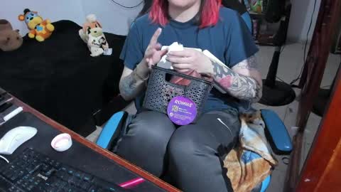 Snapshot of neeko_lol_ chatting on 04.17.26 Geek Nicole im Neeko UwU online show from 04.17.26