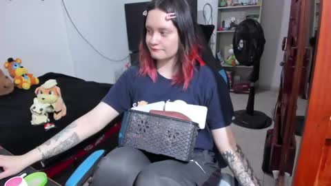 Snapshot of neeko_lol_ chatting on 04.19.26 Geek Nicole im Neeko UwU online show from 04.19.26