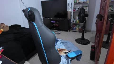 Snapshot of neeko_lol_ chatting on 05.02.26 Geek Nicole im Neeko UwU online show from 05.02.26