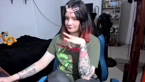 Snapshot of neeko_lol_ chatting on 05.16.26 Geek Nicole im Neeko UwU online show from 05.16.26