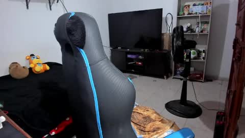 Snapshot of neeko_lol_ chatting on 05.20.26 Geek Nicole im Neeko UwU online show from 05.20.26