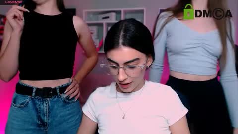 Snapshot of nekky_mouse chatting on 09.18.25 Meow online show from 09.18.25