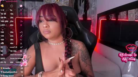 Snapshot of nekomisaki chatting on 02.11.25 Miah online show from 02.11.25