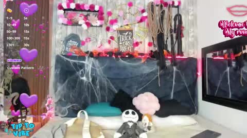 Snapshot of nekomisaki chatting on 10.28.25 Miah online show from 10.28.25