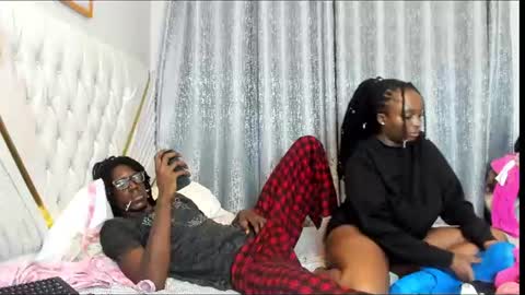 Snapshot of netfux_and_chill chatting on 06.17.26 netfux_and_chill online show from 06.17.26