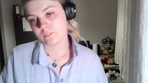 Snapshot of never_enoughh chatting on 06.19.26 never_enoughh online show from 06.19.26