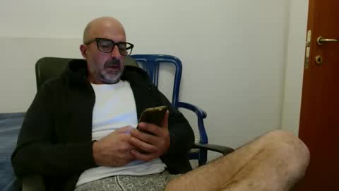 Snapshot of new_simi_74 chatting on 10.19.25 simi online show from 10.19.25