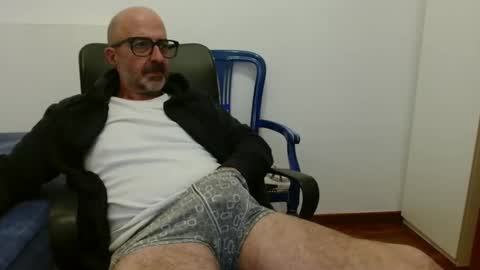 Snapshot of new_simi_74 chatting on 10.19.25 simi online show from 10.19.25