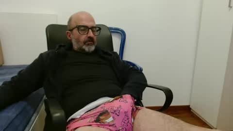 Snapshot of new_simi_74 chatting on 10.31.25 simi online show from 10.31.25