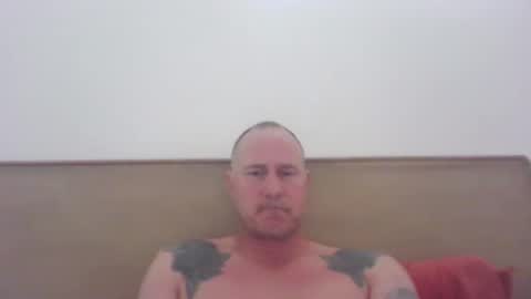 Snapshot of newportman1030 chatting on 11.01.25 amandandhisgirl online show from 11.01.25