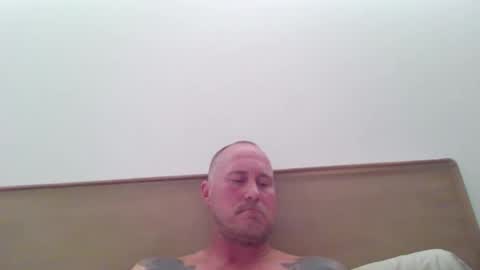 Snapshot of newportman1030 chatting on 06.06.26 amandandhisgirl online show from 06.06.26