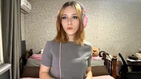 Snapshot of ngocjanus chatting on 11.28.25 Eva Arts online show from 11.28.25