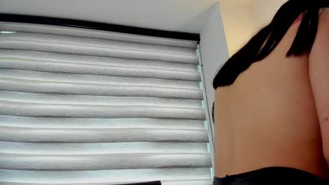 Snapshot of nia__white chatting on 01.04.25 laura  online show from 01.04.25