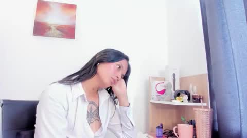 Snapshot of nia__white chatting on 10.08.25 laura  online show from 10.08.25