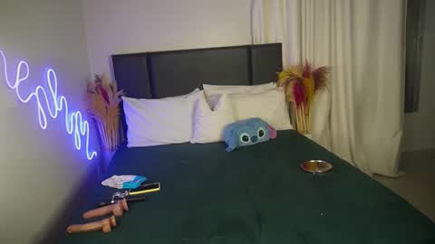 kikiNiaAria online show from 09.25.25