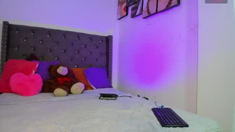 Snapshot of nia_seren chatting on 04.15.26 Nia online show from 04.15.26