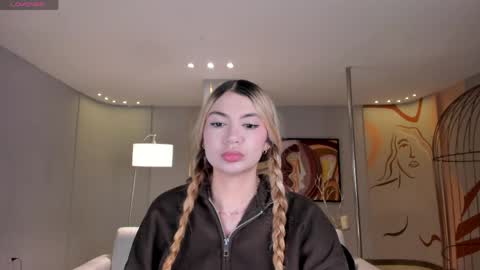 Snapshot of niaholland chatting on 05.08.26 SQUIRTER DOLL online show from 05.08.26