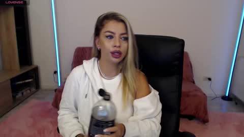 Snapshot of nicole___19 chatting on 10.04.25 Nico online show from 10.04.25