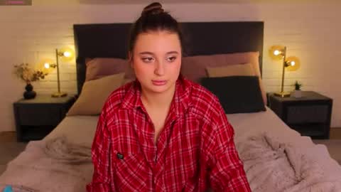 Nicole De Lux online show from 03.04.26