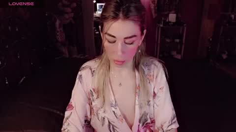 Nicole online show from 04.12.26