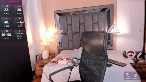 Snapshot of nicole_whitee chatting on 09.26.25 N A T A L I A online show from 09.26.25