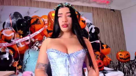 nicolee19_ online show from 10.31.25