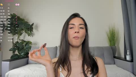 Snapshot of nicoleluuv chatting on 12.18.24 Dua Lipa online show from 12.18.24