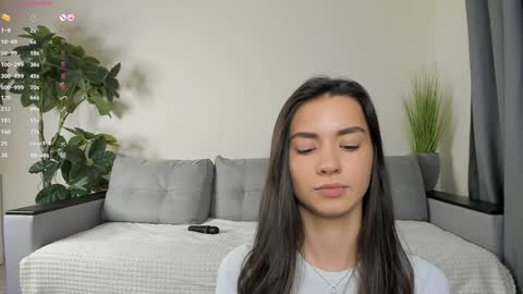 Snapshot of nicoleluuv chatting on 12.20.24 Dua Lipa online show from 12.20.24