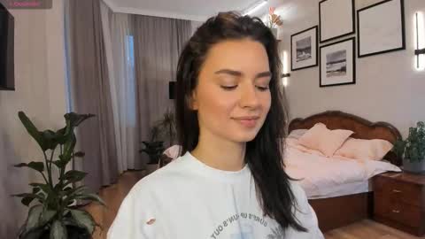 Snapshot of nicoleluuv chatting on 10.24.25 Dua Lipa online show from 10.24.25