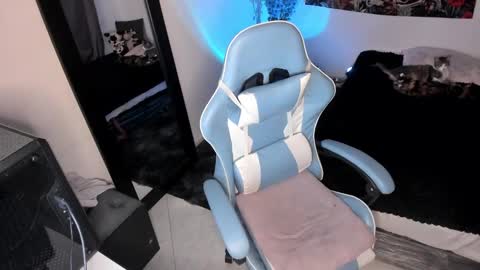 Nicol independent model online show from 02.01.25