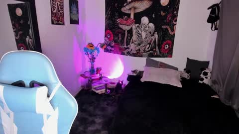 Nicol independent model online show from 02.05.25