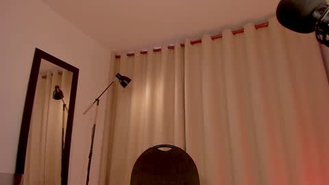 Snapshot of nicolette_tay chatting on 02.19.25 Nicol  online show from 02.19.25