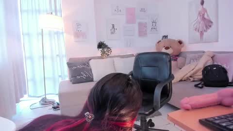 Nicolle online show from 02.25.25